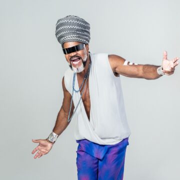 Carlinhos Brown comanda show de 50 anos de centro de compras no Farol da Barra