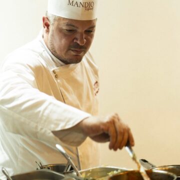 Novo menu de cinco etapas marca estreia do chef Júnior França no Mandio, em Itacaré