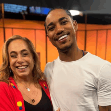 Cissa Guimarães se diverte com O Kanalha em gravação do Sem Censura e tenta fazer a ‘batedeira’