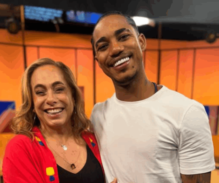 Cissa Guimarães se diverte com O Kanalha em gravação do Sem Censura e tenta fazer a ‘batedeira’