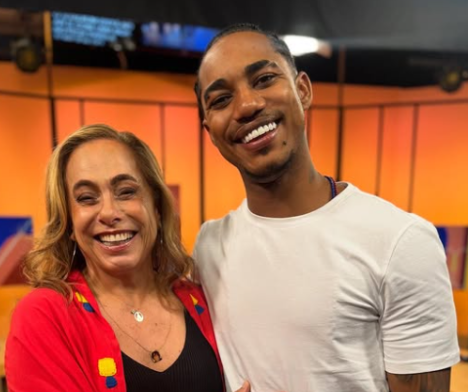 Cissa Guimarães tenta fazer a ‘batedeira’ em gravação do ‘Sem Censura’ com O Kanalha; veja vídeo