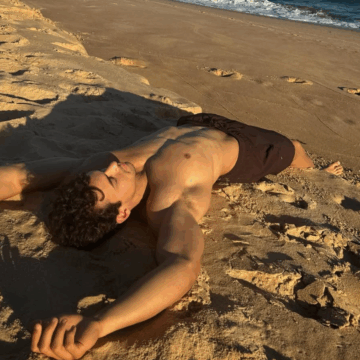 Victor Alexandre aproveita praia do Litoral Norte antes de voltar aos EUA: ‘Temporada massa no Brasil’