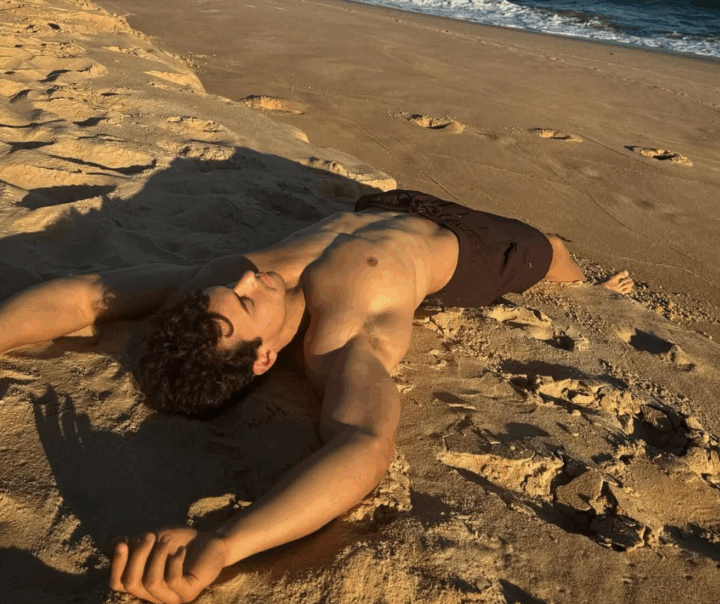 Victor Alexandre aproveita praia do Litoral Norte antes de voltar aos EUA: ‘Temporada massa no Brasil’