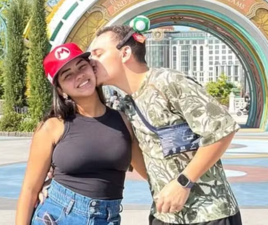 Ary Mirelle abre álbum de fotos em Orlando ao lado de João Gomes e se declara: ‘Mais feliz ao seu lado’