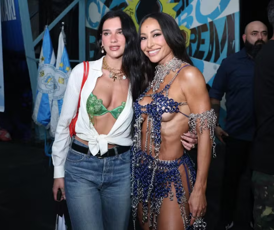 Ela não para! Dua Lipa curte noitada de samba na quadra da Vila Isabel, no Rio