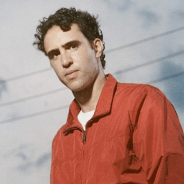 Zeca Veloso, filho de Caetano, lança primeiro álbum solo da carreira nesta quarta (26)