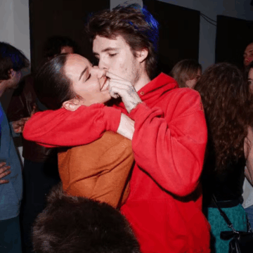 Filho de David Beckham compartilha cliques românticos com namorada brasileira