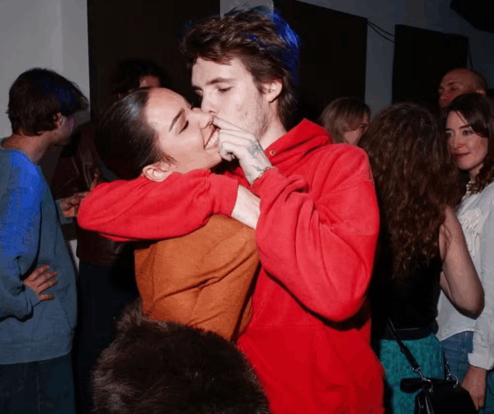 Filho de David Beckham compartilha cliques românticos com namorada brasileira