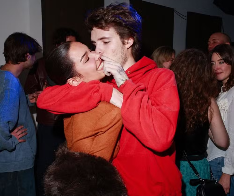 Filho de David Beckham compartilha cliques românticos com namorada brasileira