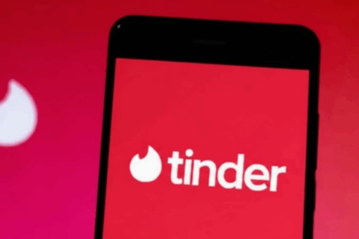 Igual fora do app? Tinder anuncia novidade para evitar enganações