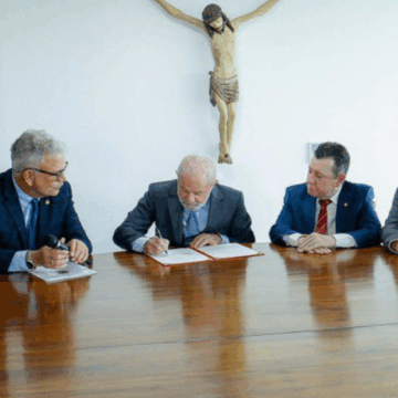 Lula sanciona medida que reduz custos e amplia direitos da categoria de taxistas