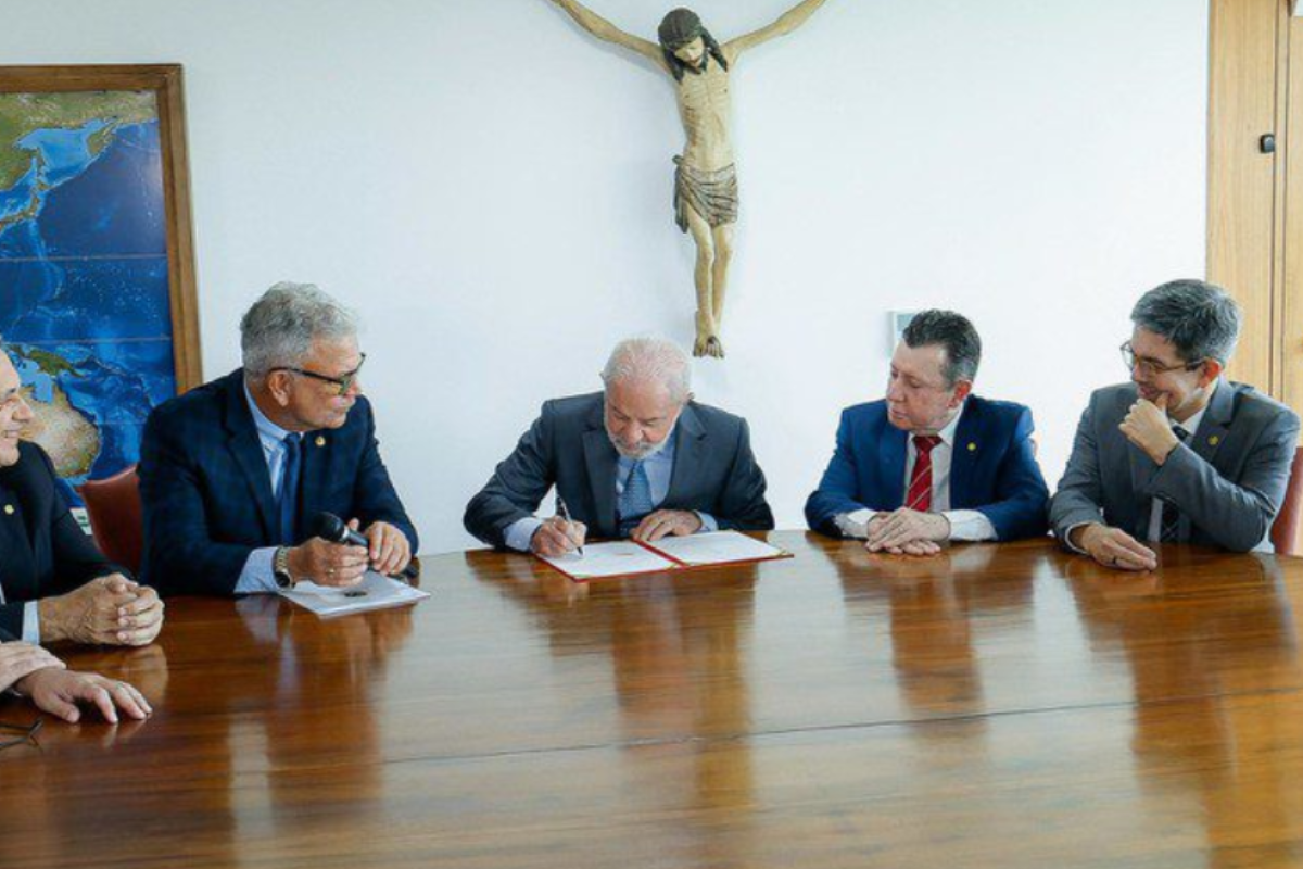 Lula sanciona medida que reduz custos e amplia direitos da categoria de taxistas