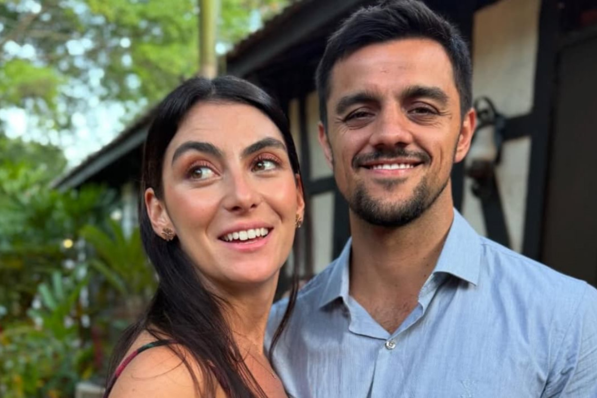 Esposa de Felipe Simas diz que já orou para ator não conseguir papel: “É difícil e mexe com a nossa família”