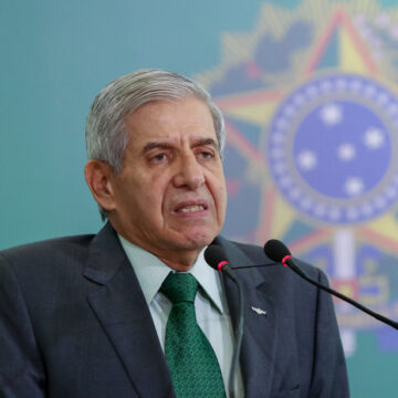 Ex-ministro de Bolsonaro, General Augusto Heleno é preso pela PF