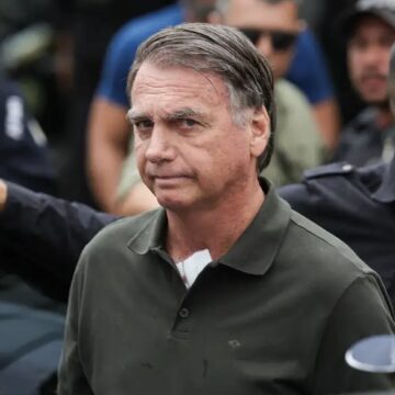 Médicos são acionados após Bolsonaro ter forte crise, afirma filho