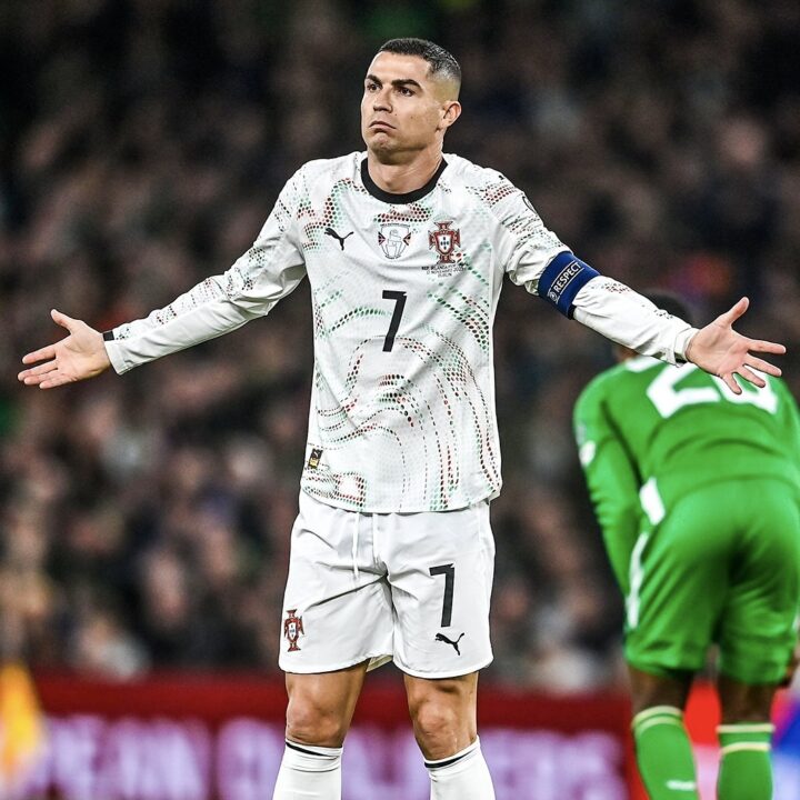 Cristiano Ronaldo é expulso de partida após dar cotovelada em adversário; assista