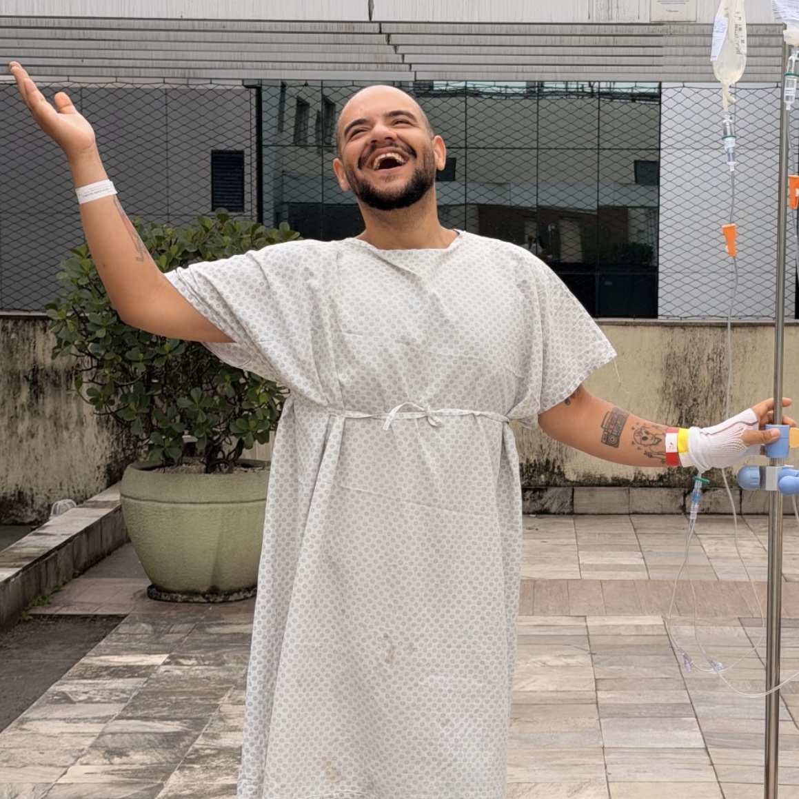 Gominho recebe alta após cirurgia e relata dificuldade para cumprir repouso: ‘Quero viver’