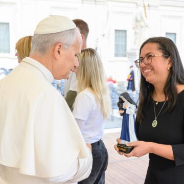 Vice-prefeita de Salvador cumpre agenda no Vaticano e leva imagem de Santa Dulce ao Papa