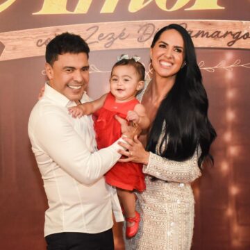 Zezé di Camargo recebe Graciele Lacerda e a filha Clara em especial de Natal; veja fotos