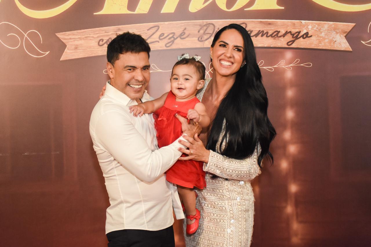 Zezé di Camargo recebe Graciele Lacerda e a filha Clara em especial de Natal; veja fotos