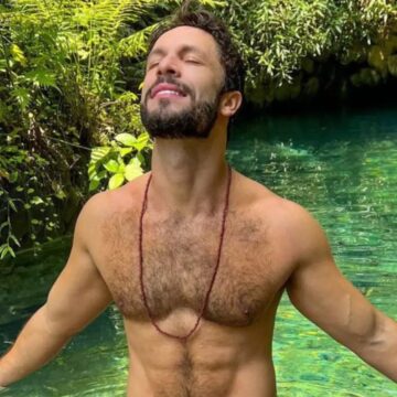 Rainer Cadete desabafa após ser seguido em praia de nudismo: ‘Não consegui’