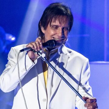 Roberto Carlos encerra Natal Luz com show gratuito em Salvador