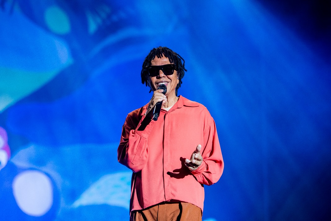 Djavan desembarca em Salvador com turnê comemorativa pelos 50 anos de carreira; saiba quando