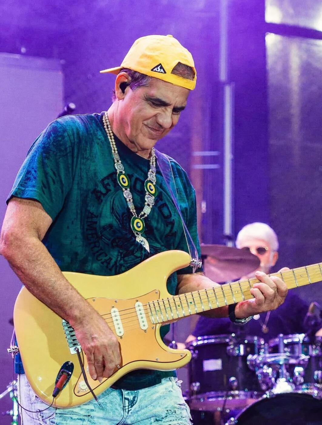 Em clima de Verão, Durval Lelys comanda festa pé na areia em Salvador