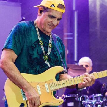 Em clima de Verão, Durval Lelys comanda festa pé na areia em Salvador