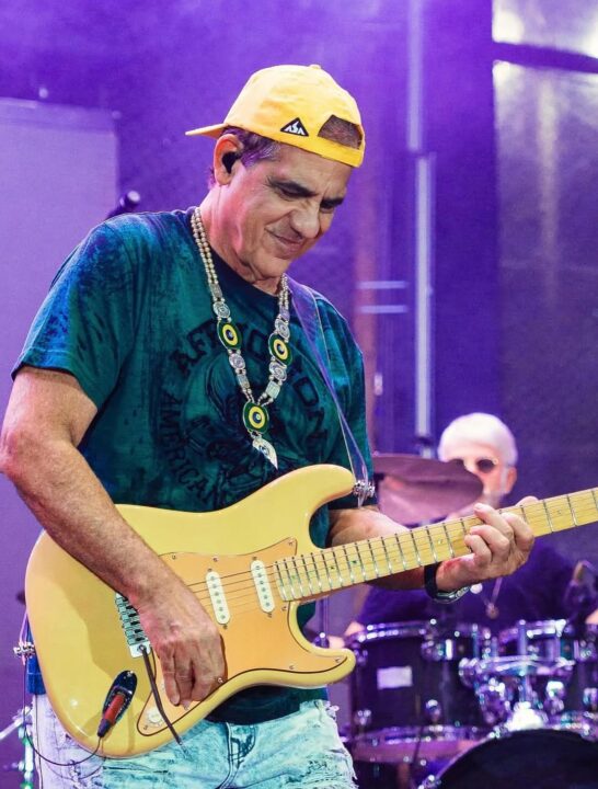 Em clima de Verão, Durval Lelys comanda festa pé na areia em Salvador