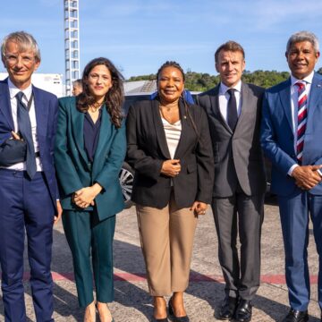 FOTOS: Presidente da França é recebido por autoridades ao desembarcar em Salvador para abertura de festival