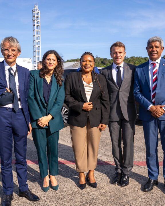 FOTOS: Presidente da França é recebido por autoridades ao desembarcar em Salvador para abertura de festival