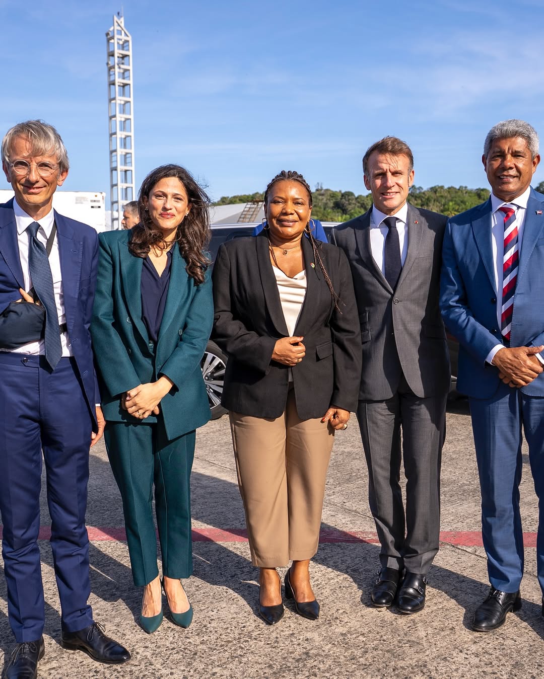FOTOS: Presidente da França é recebido por autoridades ao desembarcar em Salvador para abertura de festival