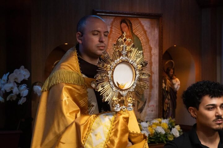 Frei Gilson apresenta show religioso de fim de ano em Salvador