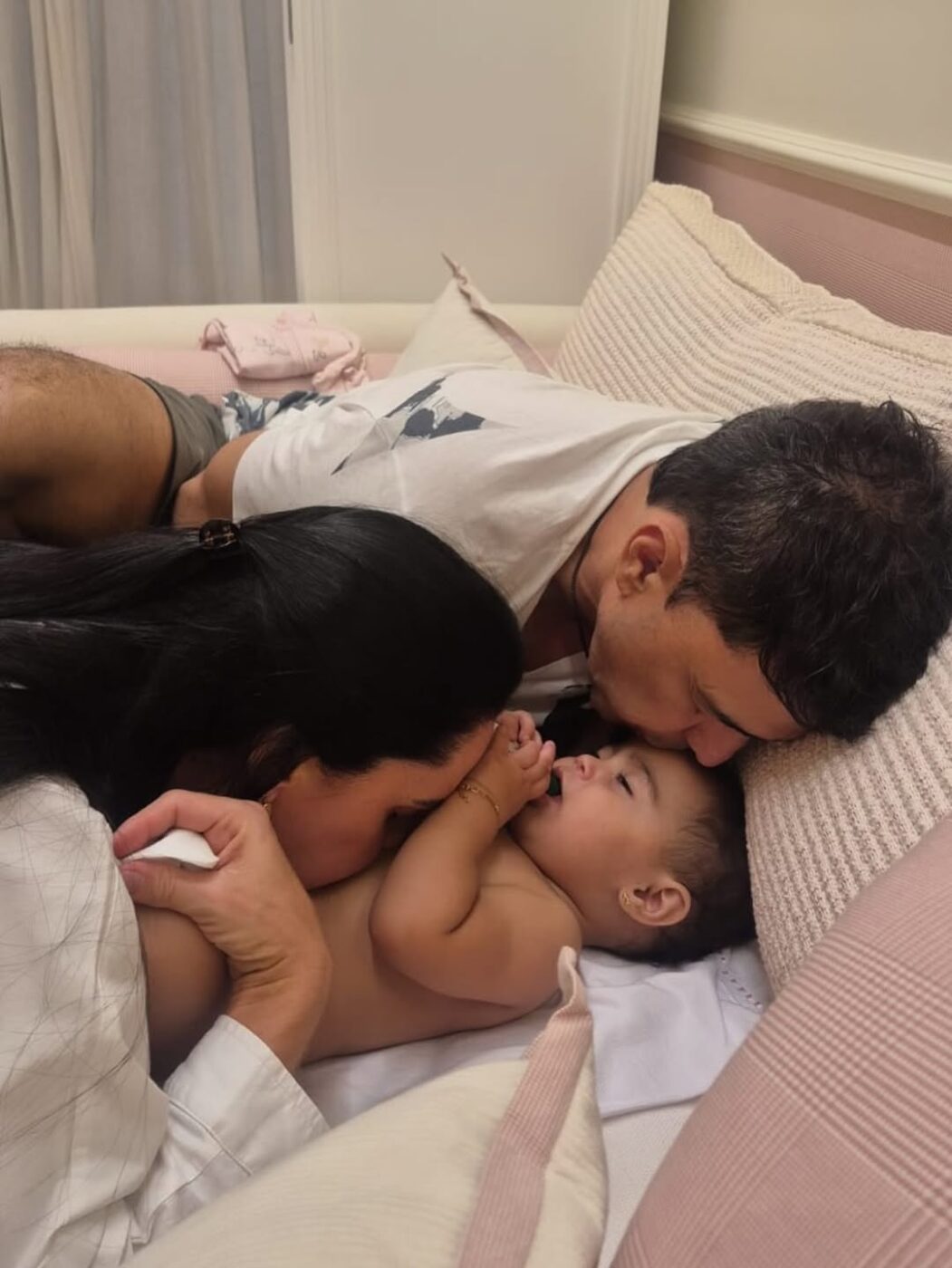 Graciele Lacerda compartilha momento de carinho com a filha Clara e Zezé di Camargo: “Dois corações viraram três”