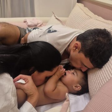 Graciele Lacerda compartilha momento de carinho com a filha Clara e Zezé di Camargo: “Dois corações viraram três”