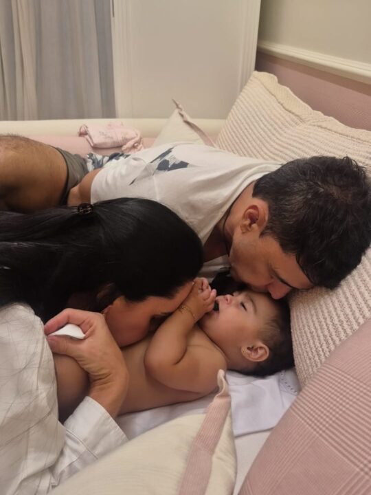 Graciele Lacerda compartilha momento de carinho com a filha Clara e Zezé di Camargo: “Dois corações viraram três”