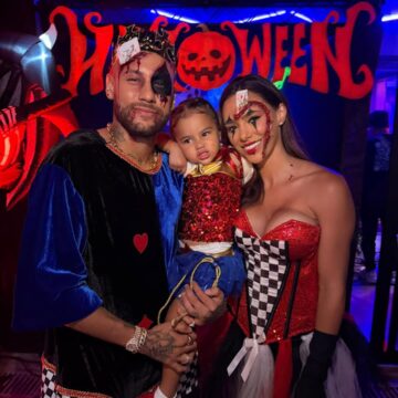 Neymar e Bruna Biancardi curtem festa de Halloween com a filha Mavie; veja fotos