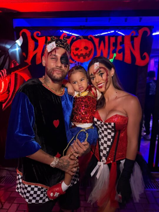 Neymar e Bruna Biancardi curtem festa de Halloween com a filha Mavie; veja fotos