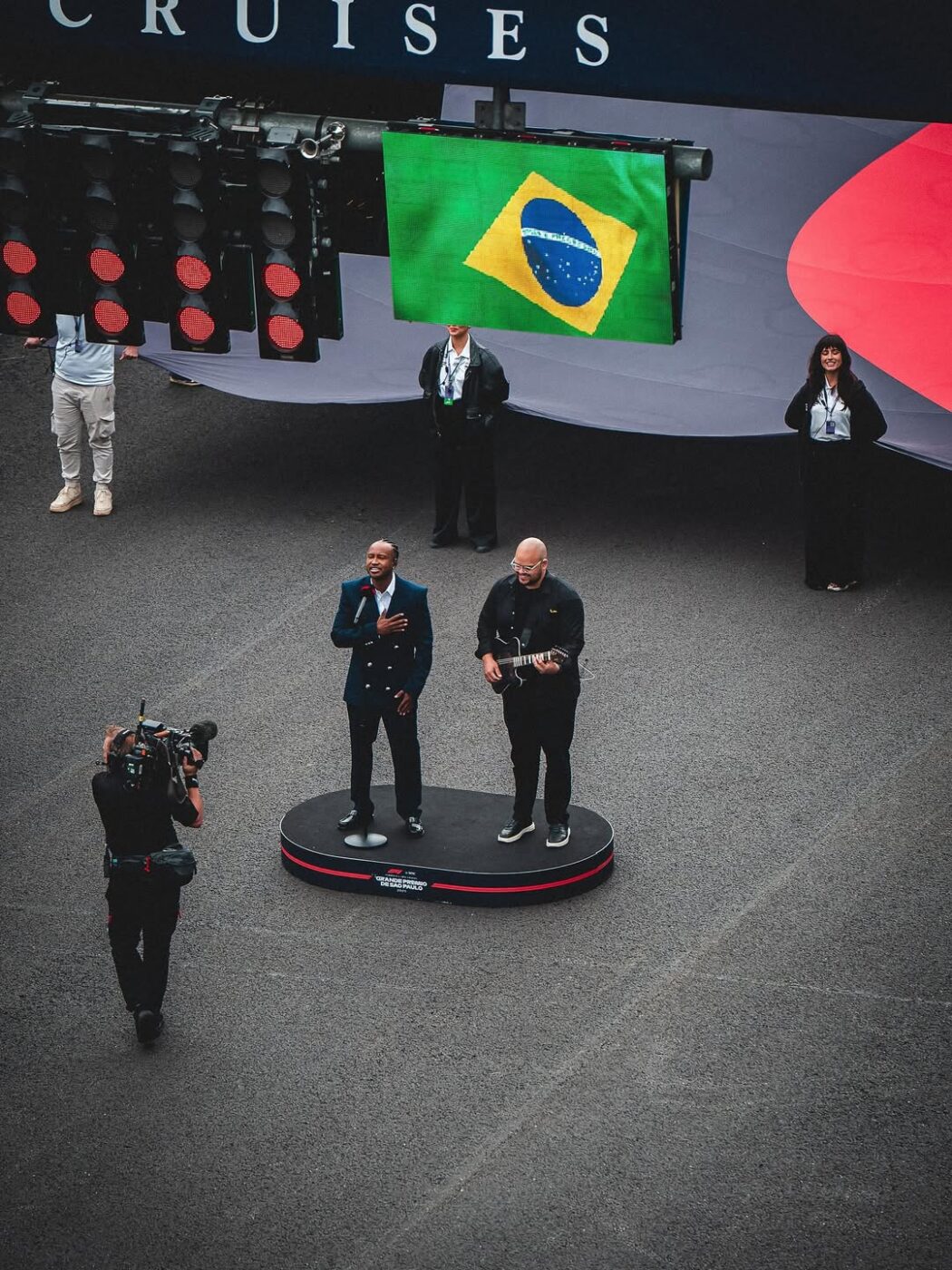 Thiaguinho se emociona após cantar o hino no GP Brasil de Fórmula 1: “Gratidão, vitória e pertencimento”