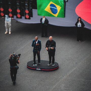 Thiaguinho se emociona após cantar hino nacional no GP Brasil de Fórmula 1: “Gratidão, vitória e pertencimento”