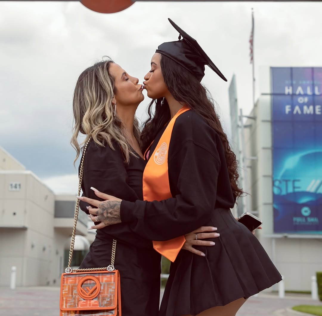 Filha de Carla Perez e Xanddy abre álbum de fotos com a mãe e declara: “Minha melhor amiga”