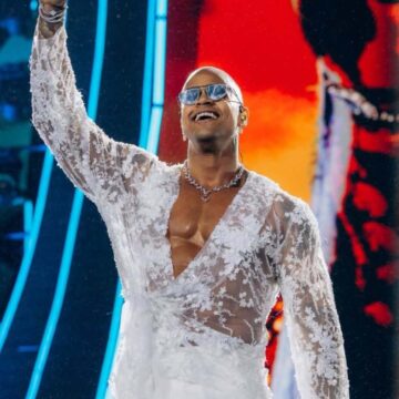 Léo Santana ganha homenagem dos fãs durante show histórico em Salvador: “Amor gigante”