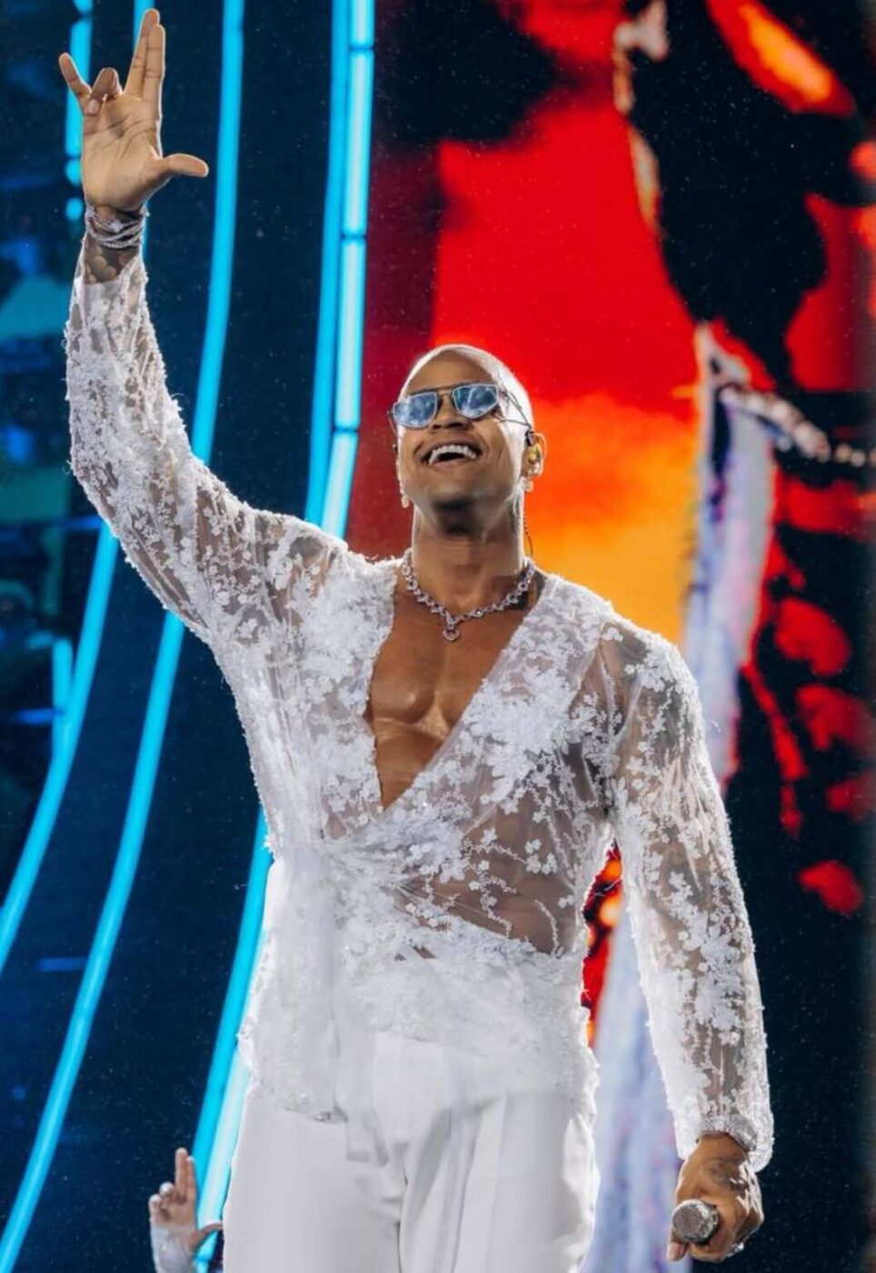 Léo Santana ganha homenagem dos fãs durante show histórico em Salvador: “Amor gigante”