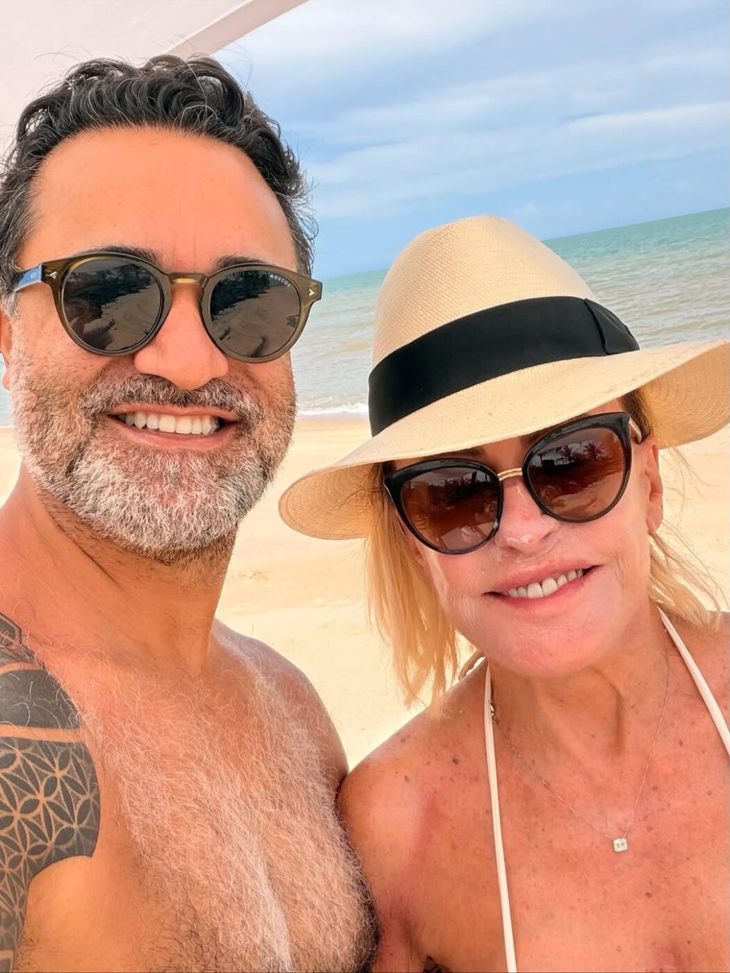 Ana Maria Braga compartilha clique romântico na praia com o marido