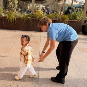 Filhos de Neymar esbanjam fofura em passeio na Espanha; veja