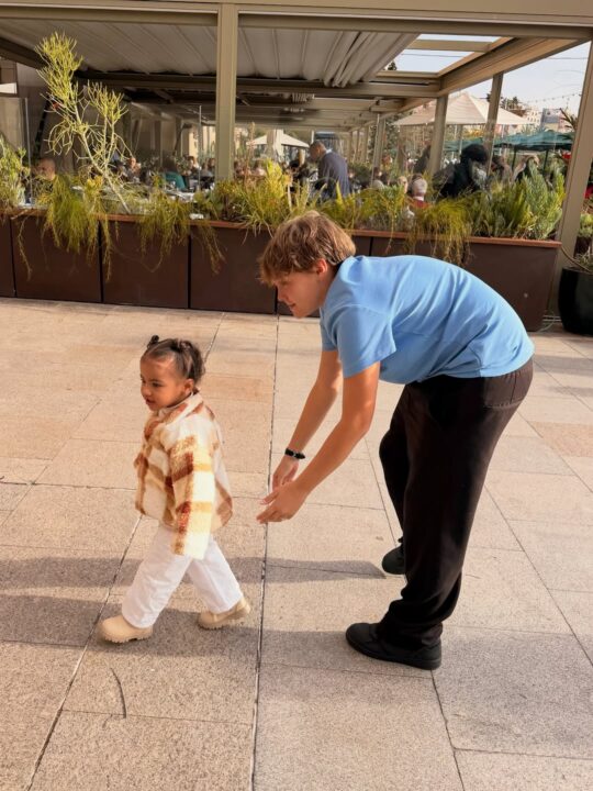 Filhos de Neymar esbanjam fofura em passeio na Espanha; veja