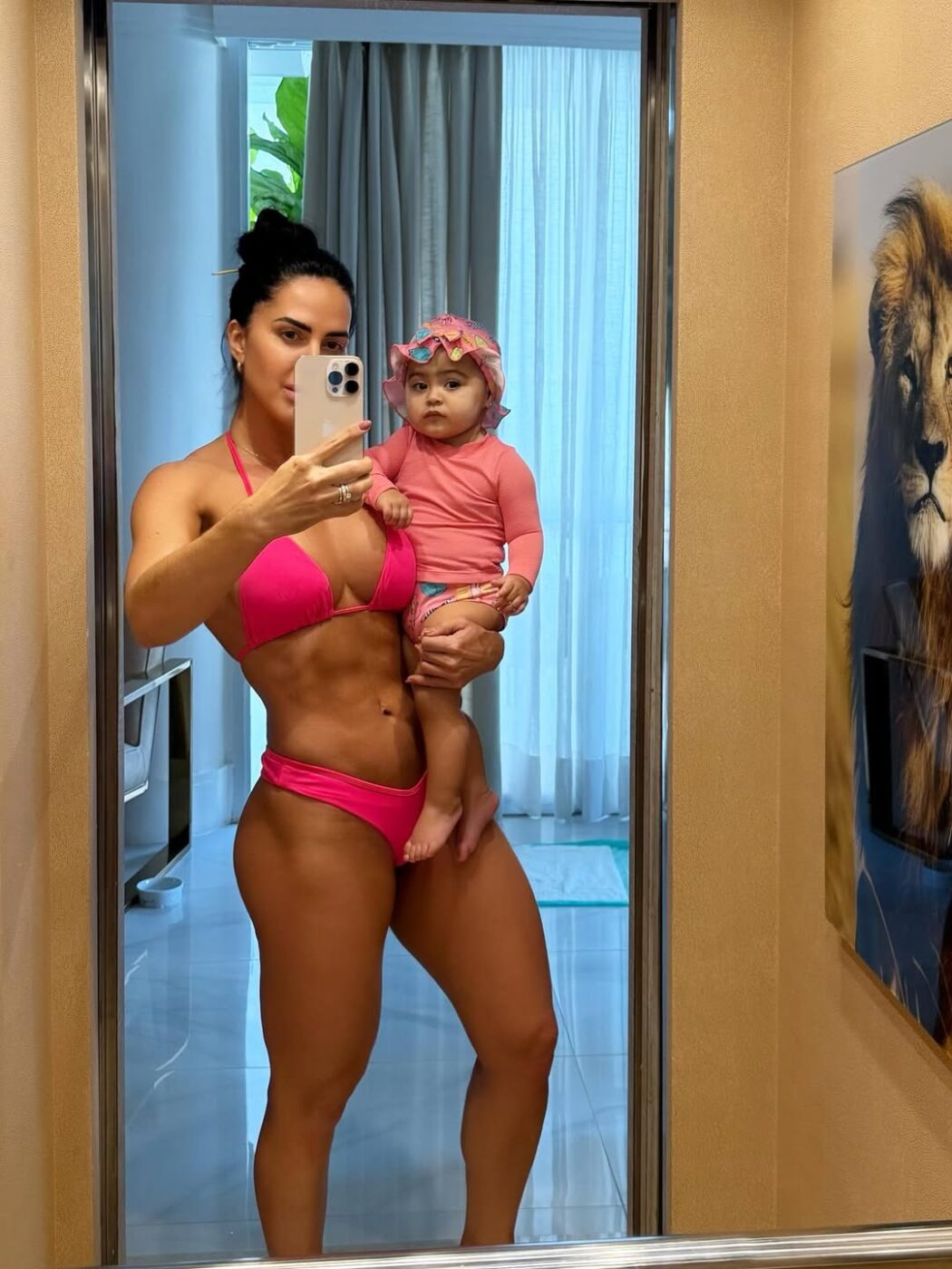 Graciele Lacerda curte banho de piscina com a filha Clara e se declara: “Eu precisava tanto dela”