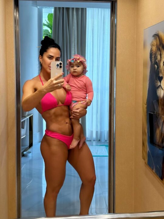 Graciele Lacerda curte banho de piscina com a filha Clara e se declara: “Eu precisava tanto dela”