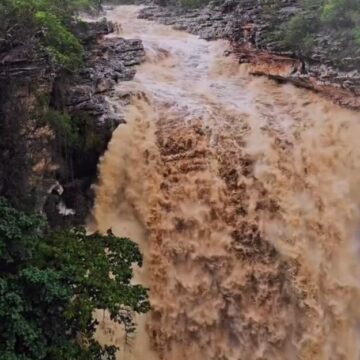 Famosa cachoeira na Chapada Diamantina impressiona após aumento no volume de água; veja vídeo